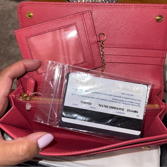 Prada Saffiano wallet 100% Authentic excellent condition comes with box - Picture 3 of 15